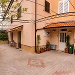 Studios Nina Daire
