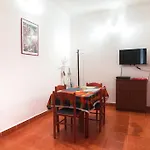 Studios Nina Split