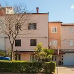Studios Nina Split